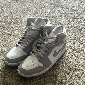 Jordan 1 mid light smoke grey